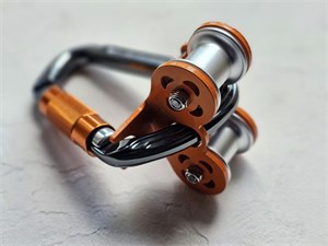 Ролик Treck на карабине GURU Flame guru04-04or